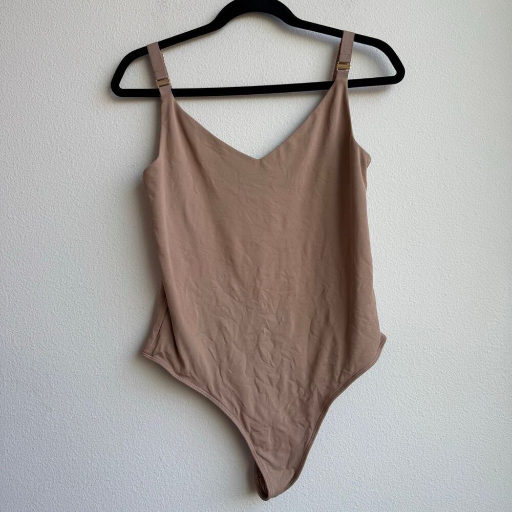 Aritzia Babaton Contour v Neck Sleeveless High Neck Tan Nude Bodysuit Size Large